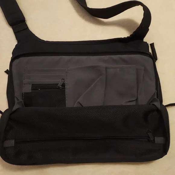 Eagle Creek Cross Body travel bag - Picture 2 of 7